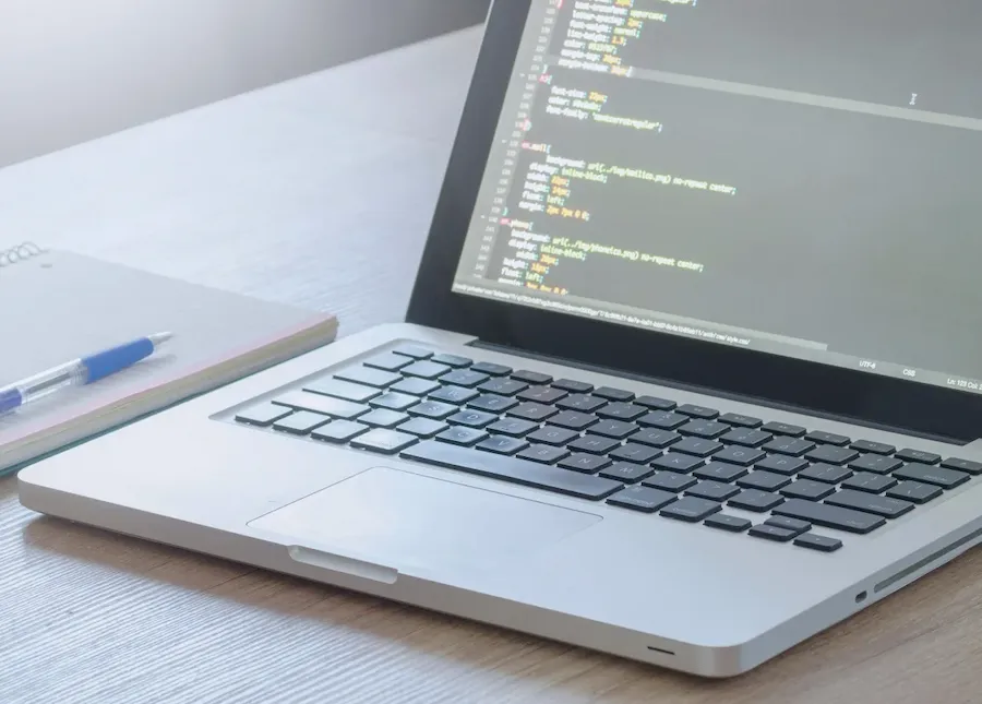 コーディング中の手元