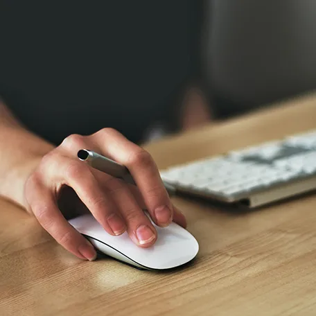 デザインを作成中の手元