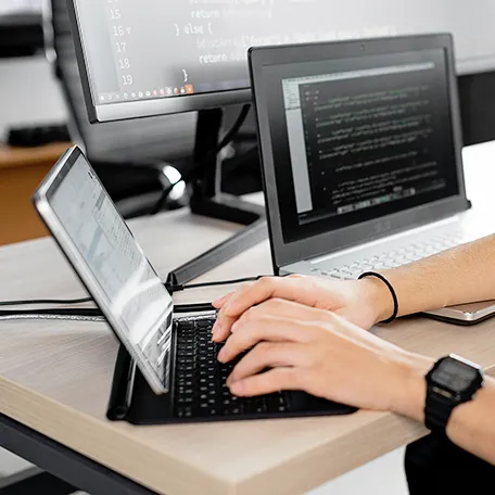 コーディング中の手元